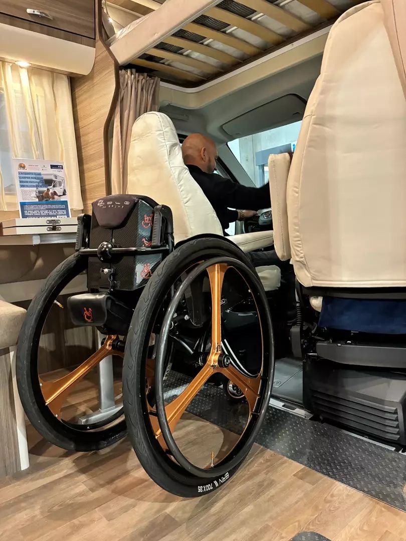 Interno di un camper attrezzato per disabili con carrozzina